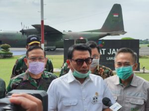 Kepala Staf Kepresidenan RI Dr.Moeldoko saat menjemput alat-alat kesehatan di Bandara Halim Perdanakusumah